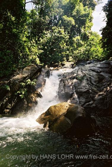 24 Thailand 2002 F1000008 Khao Lak Wasserfall_478